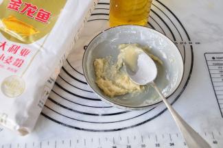 用一大勺面粉，加入适量食用油拌至无干粉状成即可，这就是油酥。这个量可以做5-6个灌饼。