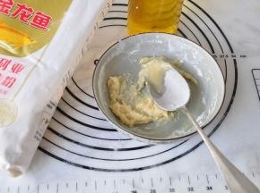 用一大勺面粉，加入适量食用油拌至无干粉状成即可，这就是油酥。这个量可以做5-6个灌饼。