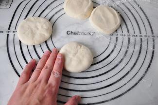 然后收口向下按扁。