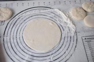 用擀杖擀薄。注意擀的手法，不要把饼里的油酥擀漏，那样话饼就不能鼓起，也不能灌鸡蛋了。我擀得大约6寸大小。因为饼在锅中的烙制时间很快，一个人既看锅，又做饼手脚太忙，所以您可以将需入的饼一次性擀完。