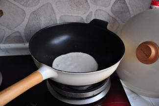 不粘锅中放少许油，将饼放入，大火，一面烙30秒左右翻面