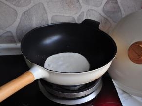 不粘锅中放少许油，将饼放入，大火，一面烙30秒左右翻面