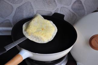 烙至里面的鸡蛋全熟为止。