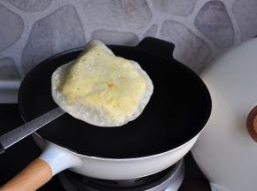 烙至里面的鸡蛋全熟为止。