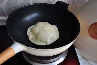 然后调成中火，让饼自已慢慢鼓起，要注意观察。
