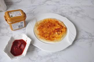 在饼上涂上自已喜欢的蒜蓉酱、甜面酱等。