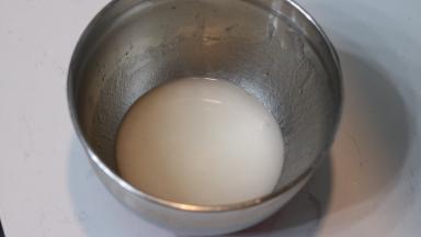 1.	热水与植物油混合后用蛋抽打至乳化。水越热越好，开水最棒啦~哈哈。乳化这一步很重要，一定要图片这种完全为一体的状态