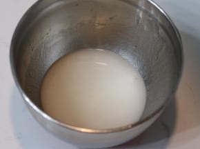 1.	热水与植物油混合后用蛋抽打至乳化。水越热越好，开水最棒啦~哈哈。乳化这一步很重要，一定要图片这种完全为一体的状态