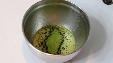 2.	加入抹茶粉（抹茶粉很容易溶解在油脂中，制作其他抹茶甜点时同理）