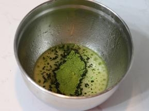 2.	加入抹茶粉（抹茶粉很容易溶解在油脂中，制作其他抹茶甜点时同理）