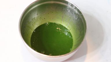 3.	用蛋抽将抹茶和乳化液打匀