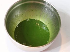 3.	用蛋抽将抹茶和乳化液打匀