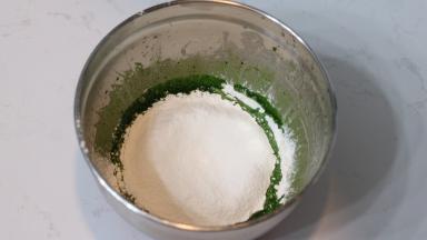 4.	筛入低筋面粉后用蛋抽“Z”字形拌匀至完全看不到干粉