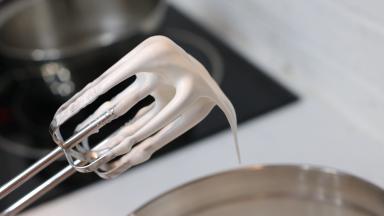 8.	蛋白中加入砂糖打至弹性大弯钩状态（蛋糕卷的蛋白不要打的太硬，否则烤好的蛋糕卷会比较干，卷的时候容易断开）