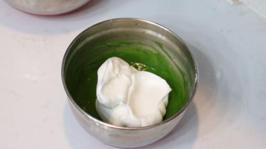 9.	先将2/3的蛋白霜加入到面糊中，用刮刀翻拌均匀