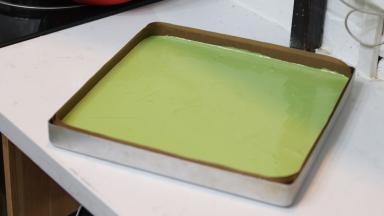 12.	倒入提前铺好油纸的烤盘中，如果面糊状态对的话只需要轻磕几下表面就可以自然流平了。放入预热好的烤箱中层190℃烘烤20分钟