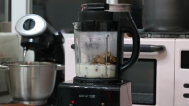 13.	烘烤蛋糕卷的时间我们可以来制作栗子内馅。将煮熟的栗子沥干水分，和豆浆一起倒入破壁机打成泥。（我使用的是米厨破壁机，选择酱料模式就可以。如果在打的过程中觉得有些浓稠不好打可以一点点加入煮过栗子的水，不要加很多，只要机器可以打动就可以）