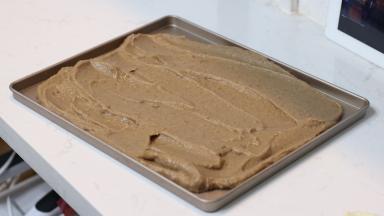 14.	打好的栗子馅不需要炒，在烤盘中摊平晾凉备用