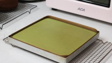 15.	烤好的蛋糕卷出炉后不需要轻磕（我感觉磕完边缘容易扁下去）