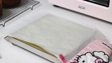 16.	如果要做毛巾卷就不需要晾，直接在表面盖一张硅油纸。然后翻转过来倒扣在晾架上撕掉底部的油布就可以了