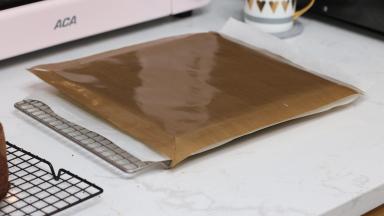 18.	把油布再盖回去继续放凉，不要直接敞着晾，表面会容易变干，会导致卷卷断裂