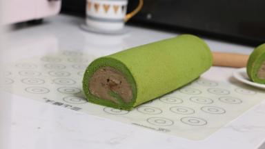 21.	卷好后连同硅胶垫包起放入冰箱冷藏定型。