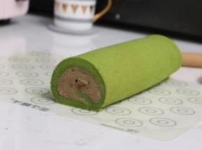 21.	卷好后连同硅胶垫包起放入冰箱冷藏定型。