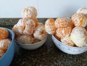 先把橘子表皮剥掉