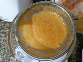 过滤出果汁备用