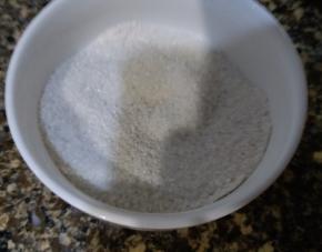 50克白砂糖和12克苹果胶混合均匀