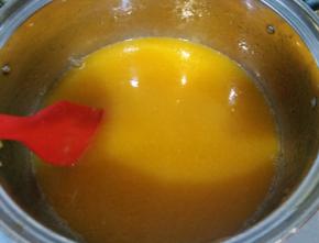 橘子汁小火煮到40度左右，加入混合的白砂糖和苹果胶，搅拌均匀。再加入麦芽糖 余下的白砂糖，熬会儿再倒柠檬汁，一直熬到107度，我晚上做的，步骤图没拍那么多