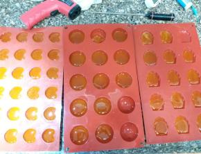 用勺子把糖浆舀到硅胶模具内