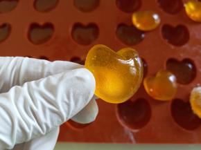 冷却后脱模，心形的