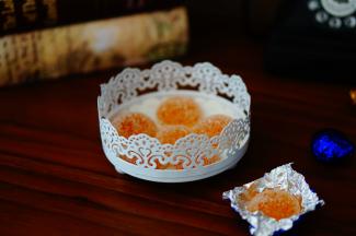 脱模后裹上一层细砂糖，最好是用绵白糖，颗粒会比较细。