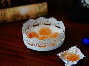 脱模后裹上一层细砂糖，最好是用绵白糖，颗粒会比较细。