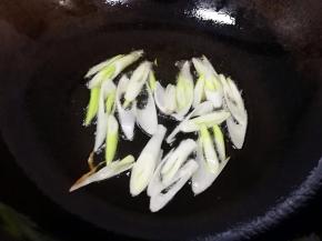 炒锅烧热倒入适量的食用油，下入葱丝爆香。