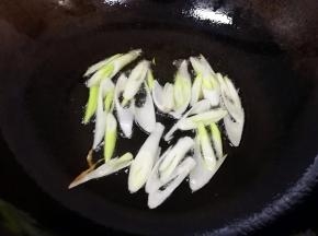 炒锅烧热倒入适量的食用油，下入葱丝爆香。