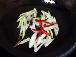 下入干红辣椒丝。