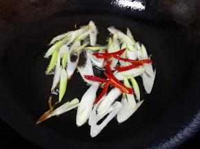 下入干红辣椒丝。