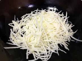 下入土豆丝翻炒至变色。