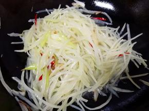 倒入两勺白醋翻炒一分钟。