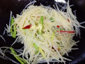 放鸡精调味出锅。