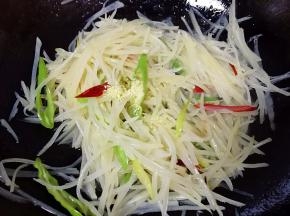 放鸡精调味出锅。