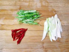 大葱、线辣椒、干红辣椒分别洗干净切成丝。