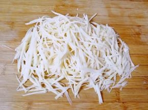 土豆洗干净去皮，用擦丝器擦成丝，冲洗一下凉水泡上。