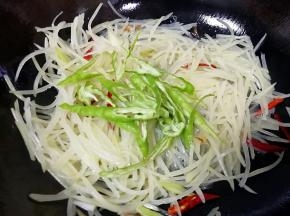 下入线辣椒丝，放盐翻炒均匀。