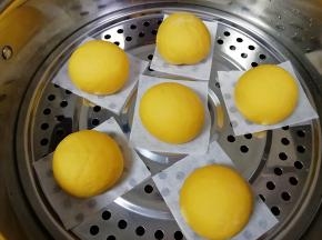 蒸锅内放水，篦子上铺油纸，放上做好的南瓜馒头，盖上锅盖二次发酵15分钟左右，凉水上锅，上汽后转中火蒸20分钟，关火以后焖3-5分钟。