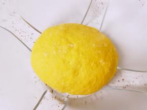 和成面团，蒸锅里放一些水，烧至手伸进去不烫关火，放上和好的面团，盖上锅盖发酵两个小时左右。