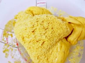 这是发酵了两个半小时的面团，看看里面的组织，发酵的很好。