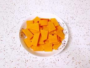 南瓜去皮去瓤，清洗干净切成片，放在蒸锅里蒸20分钟。